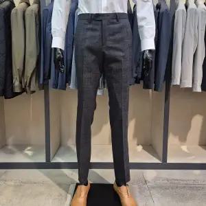 [바쏘](마산점)S/S 다크 그레이 체크 패턴 순모 남성정장바지