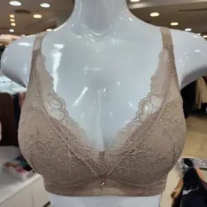 비비안 편안하고 고급스런 볼륨몰드 노와이어 브래지어 BR6819SK_BP