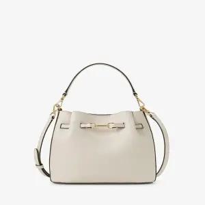 [정가 660000원] 칼슨 스몰 레더 컷아웃 버킷백 35S6G2ZC1L2171