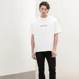 [CK] 릴렉스핏 스탠다드 로고 반팔 티셔츠 40HM228 YAA
