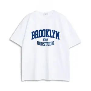 언더오프 UNDEROFF 오버핏 크루넥 브루클린 반팔 티셔츠 화이트블루 UT69-WHITEBLUE 442602