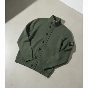 스톤아일랜드 25FW 5100047 램스울 버튼 업 점퍼 니트 가디건