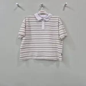 SOIE 동백01 이 5부 루즈핏 스트라이프 카라티 26M5451