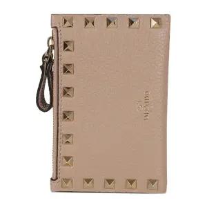 골드 피라미드 스터드 페블 가죽 리스틀릿 지갑 8W0P0605VSH P45