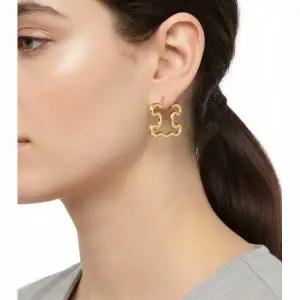 TRIOMPHE FRAME LARGE EARRINGS IN BRASS WITH GOLD FINISH (460HS6BRA 35OR) (트리옹프 프레임 라