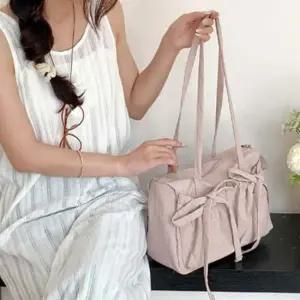 투리본 포인트 넉넉수납 내부포켓 러블리 숄더백