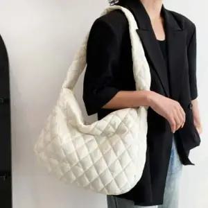 숄더백 캐주얼 여성 패딩 겨울 퀼팅 가방 아이보리