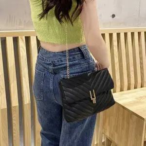 여자 러블리 데이트 룩 코디 팩트 숄더 핸드 백 체인