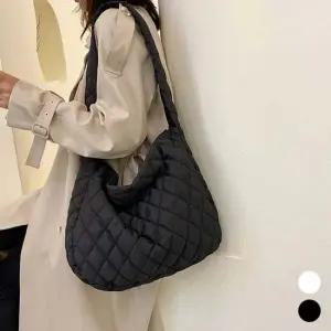 여성 누빔 패딩 숄더백