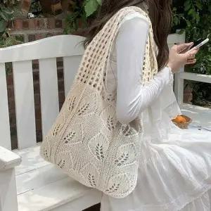 여자 비치웨어 해변가 바캉스 룩 여름 숄더 백 코디