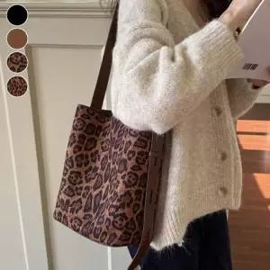 파우치포함 스웨이드 사각 숄더백