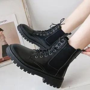 [라일리] Rly 가죽 여성 워커 레이스업 통굽 밴딩 부츠 캐주얼