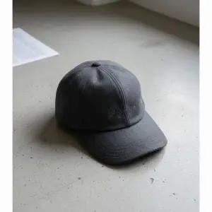 자크뮈스 라 카스켓 카스코 볼캡 JACQUEMUS ACU00779AW00701 970