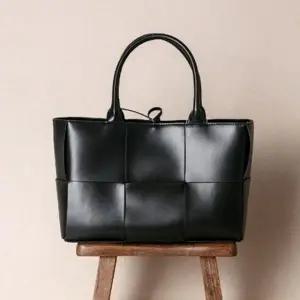 토트백 빅 가죽 위빙 포인트 스퀘어 가방 블랙