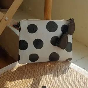클러치백 빠른출고 레오 도트 클러치백