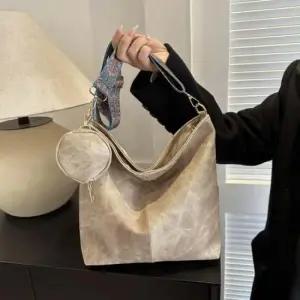 출퇴근백 무늬스트랩 크로스백 빈티지 출퇴근백 사각크로스백