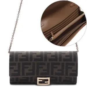 [펜디]26SS 여성 바게트 체인 장지갑 (8M0365 A98P F0A6E 26S)