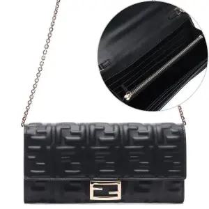 [펜디]26SS 여성 바게트 체인 장지갑 (8M0365 AAJD F0KUR 26S)