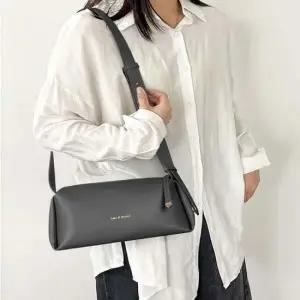 여자 직장룩 클래식 모던 핸드백