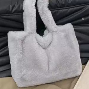 스퀘어 페이크퍼 가방 트렌디 퍼 포인트 겨울 토드백