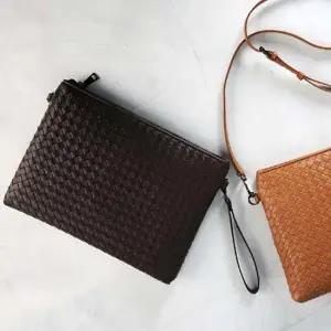 가죽클러치백 가죽 클러치백 손가방 크로스 위빙 가방 브라운