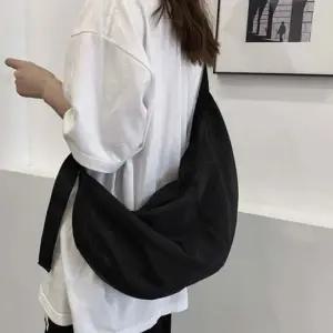 공항패션숄더백 캐주얼 크로스백 옆으로매는가방 숄더백 반달 방수 연예인신상가방
