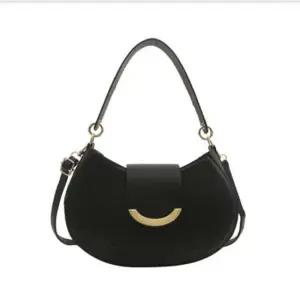 귀여운여자가방 금장 장식 자석 라운딩 디자인 여성 베이직 크로스백