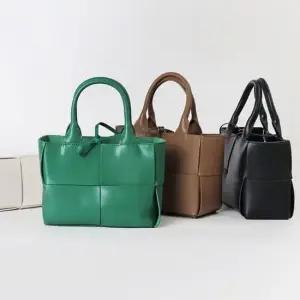 여성 일상 외출 모임 정장 캐주얼 패션 가죽 토트백 여성가방