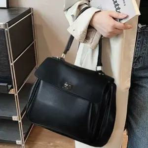 숄더백 모던 스퀘어 플랩 숄더 토트백 데일리 오피스룩