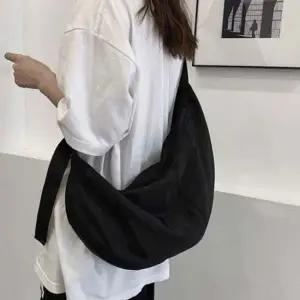 여성크로스백 남녀공용 방수 데일리 반달 캐주얼 쉐입 크로스백