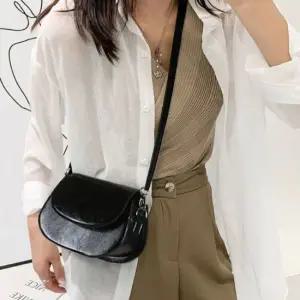 미니 반달 체인 숄더 크로스백 직장인 여자 핸드백 데일리크로스백