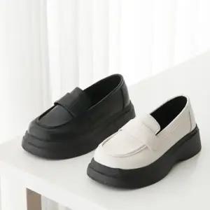 [다잇템] 여자 착용 베이직 단화 플랫폼 클래식 시즌리스 슈즈