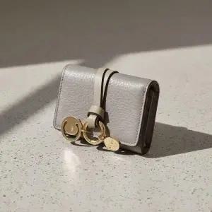 SS25 여성 알파벳 코인 반지갑CHC21WP946F57 053