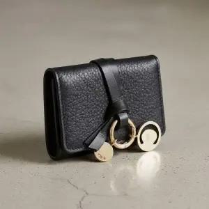 SS25 여성 알파벳 코인 반지갑CHC21WP946F57 001