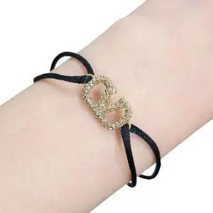 [논현 더팩토리]  V로고 크리스탈 매듭 브레이슬릿 팔찌 (3W2J0F81 YAB 32U)