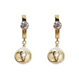 [논현 더팩토리]  크리스탈 V로고 시그니처 펄 드롭 이어링 (3W2J0T76 QVS Y49)