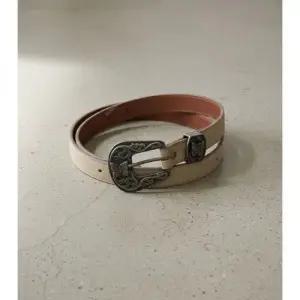 MUST IT_ 26SS Papillon Western Tip Belt - TAUPE SX036) 파피용 웨스턴 팁 벨트)
