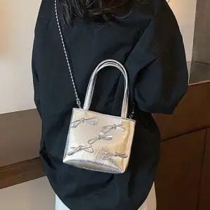 리본 실버 미니 크로스 토트백 HH-G94_23494574