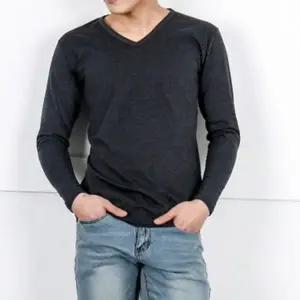 편안한 베이직 스타일 깔끔 브이넥 코디 남성 긴팔티