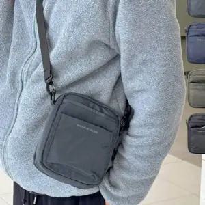 WL 가벼운 소재와 심플하면서 캐주얼한 디자인으로 일상에서 사용하기에 적합하고 편리한 가방