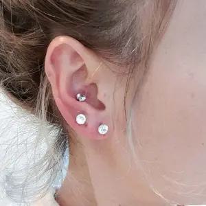 [하프클럽/]연골 귀걸이 6mm 큐빅 피어싱