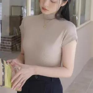 슬림핏 여성 하프넥 반팔 티셔츠 모던 반목 여름 상의