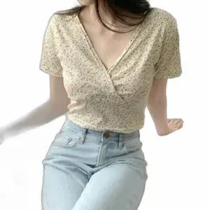 크롭 V넥 스판 티 여성여름크롭티 배꼽티셔츠 여름소개팅룩 꽃티셔츠 여자소개팅룩 꽃반팔티 여성크롭티 여