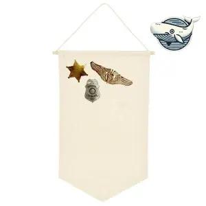 정통 뱃지 플래그 장식 깔끔한 집안 인테리어