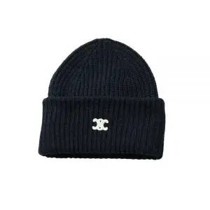 [셀린느] 26SS 트리오페 자수 로고 비니 네이비 AA0G5384D 07MR 155020090