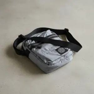 MUST IT_FW25 남성 프론트 포켓 파우치 백K2S159200015 S0251 V0061