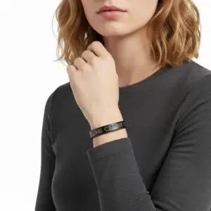 MUST IT_SS25 남성 모노 크롬 스터드 팔찌460SB3SMO 38NS