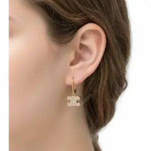 MUST IT_ 26SS TRIOMPHE RHINESTONE EARRINGS 460GC6BZI 35OR) 트리옹프 라인스톤 귀걸이)