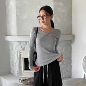 [옷자락]여자 브이넥 베이직 슬림핏 무지 기본 긴팔 티셔츠