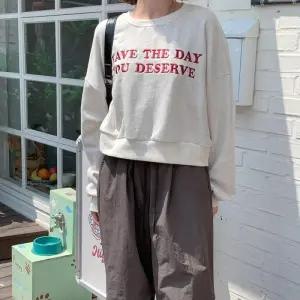 [옷자락]여자 레터링 자수 오버핏 세미크롭 맨투맨